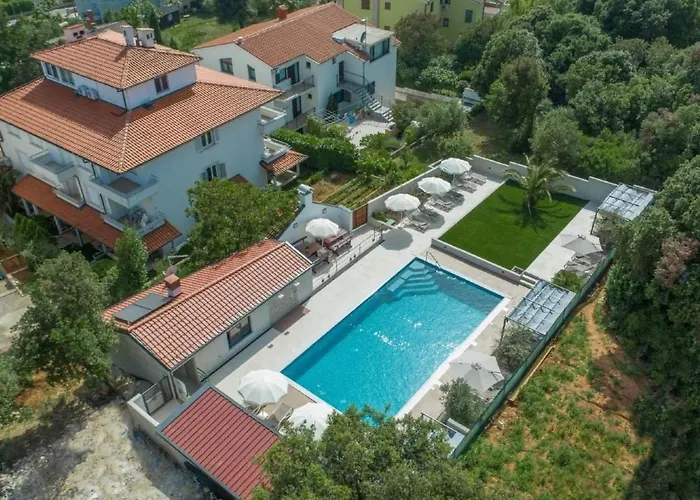 Mit Gemeinschaftlichem Pool Und Grill By Interhome * 풀라