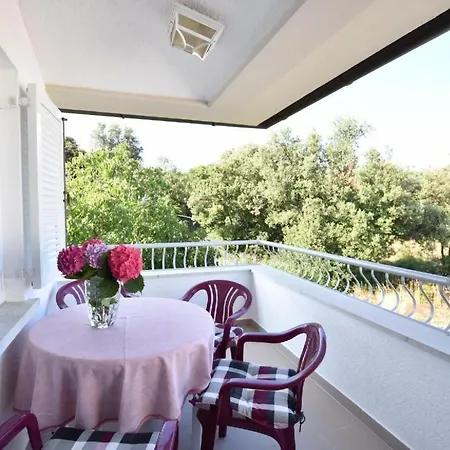 Mit Gemeinschaftlichem Pool Und Grill By Interhome Apartman Pula